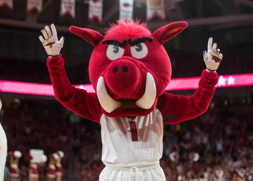College basketball Thursday parlay at mega +725 odds today 3/9: Hogs have value