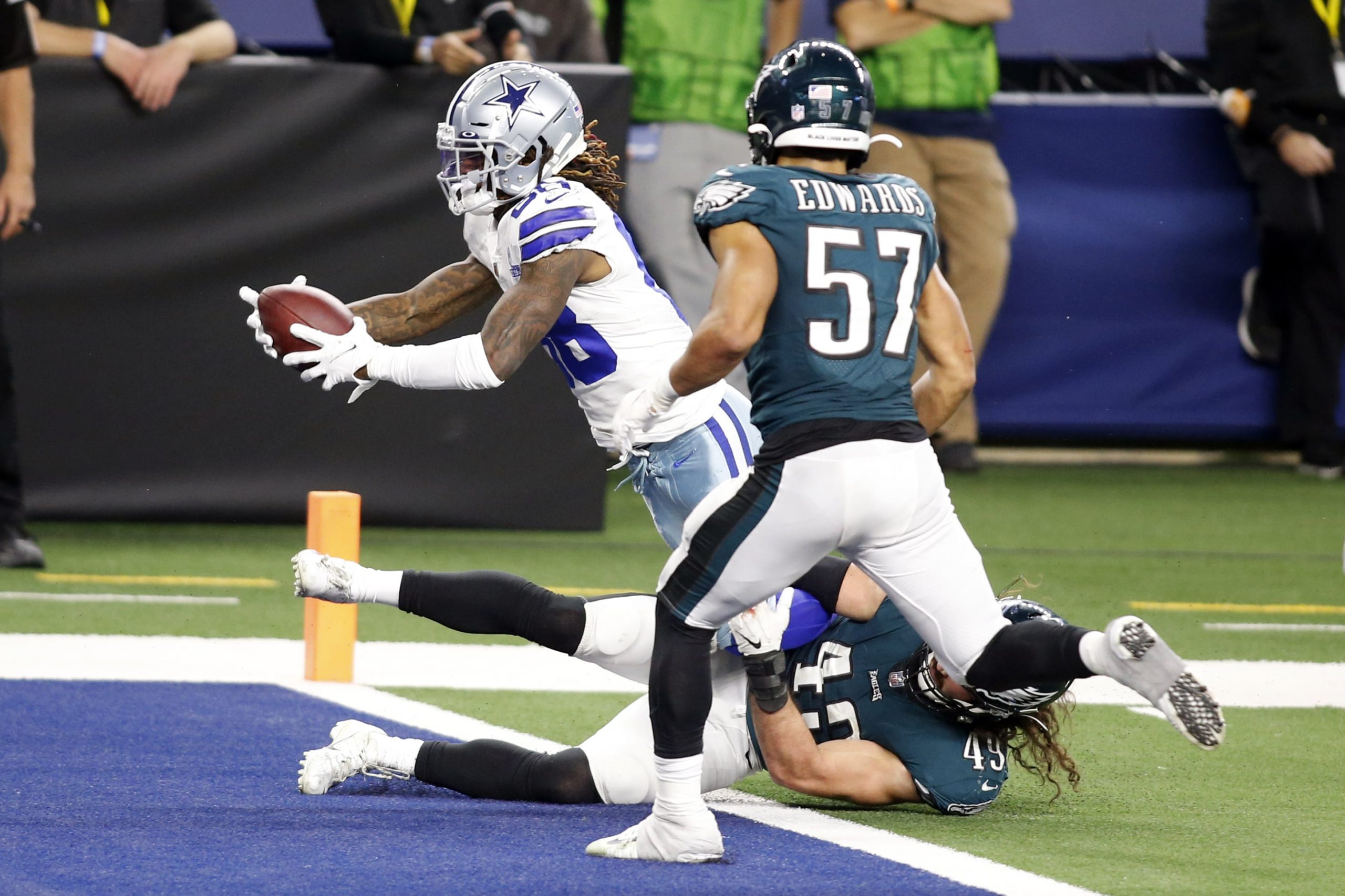 Dallas Cowboys wide receiver CeeDee Lamb (88) runs with the ball for a touchdown in the fourth quarter against Philadelphia Eagles linebacker Alex Singleton (49) at AT&T Stadium.