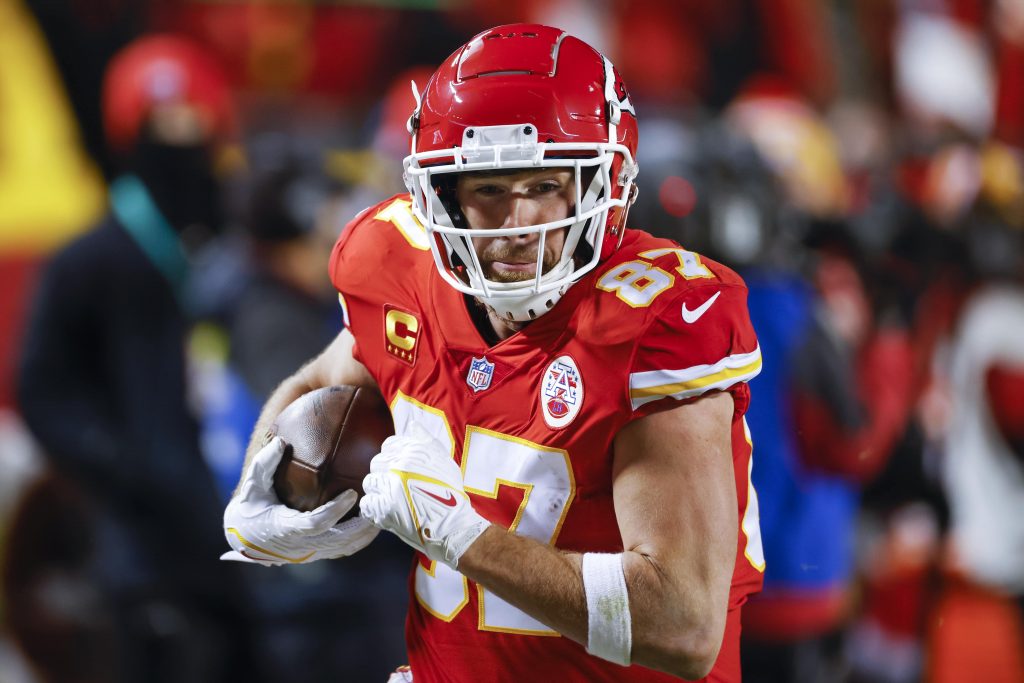 Raiders vs Chiefs Same Game Parlay: Player Props for Travis Kelce, Davante  Adams, Darren Waller, More