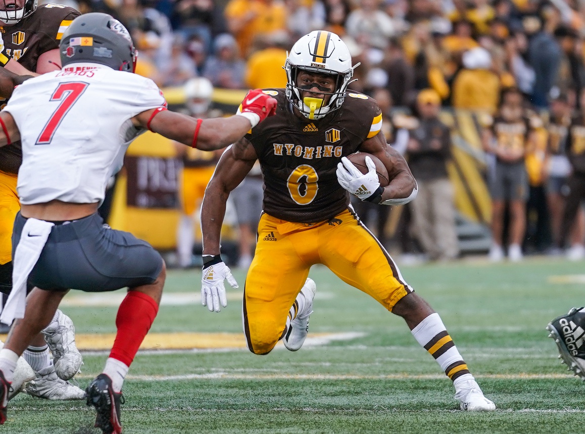 Saturday's Wyoming vs Illinois CFB picks and best bets